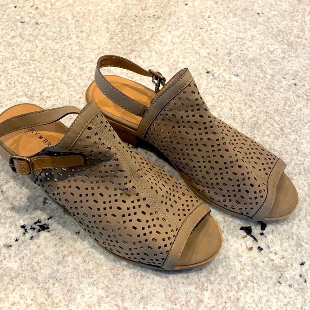 Lucky Brand Taupe low heel 4M size 7